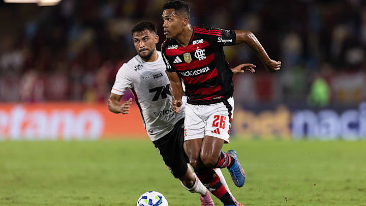 Alex Sandro da Silva - Soccer Defender - Born 1985