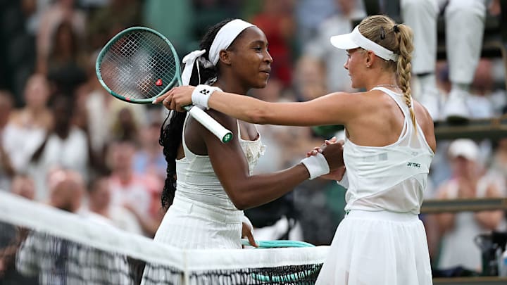 Coco Gauff (i) felicita a Dayana Yastremska por el triunfo.