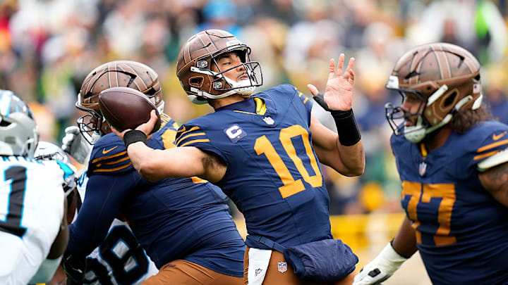 Jordan Love y los Packers, con su uniforme retro, cayeron ante Carolina.