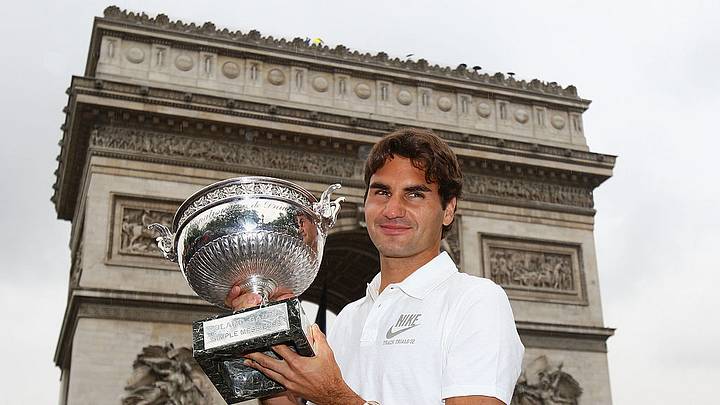 Roger Federer con el trofeo de Roland Garros, el único de su carrera, el cual ganó en 2009. Roger Federer con el trofeo de Roland Garros, el único de su carrera, el cual ganó en 2009.