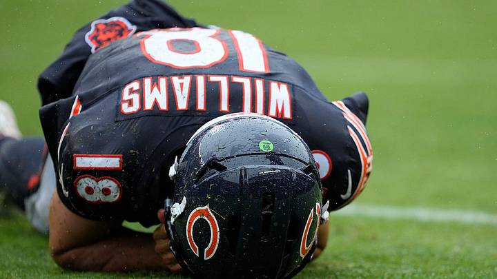 Caleb Williams abandonó el partido que los Bears perdieron contra los Vikings el domingo debido a una lesión en el tendón de la corva.