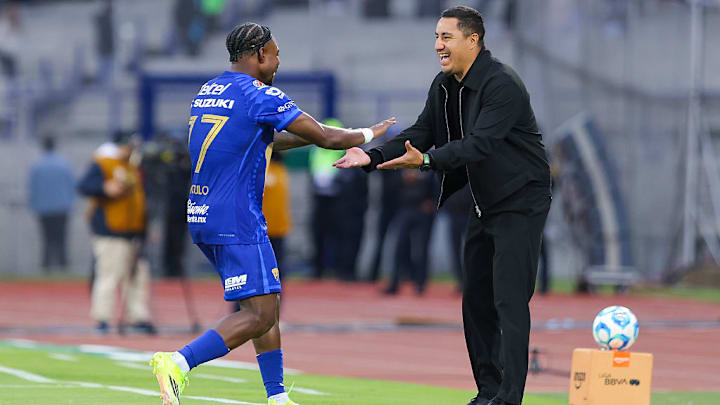 Álvaro Angulo y Efraín Juárez celebran un gol de Pumas Álvaro Angulo y Efraín Juárez celebran un gol de Pumas