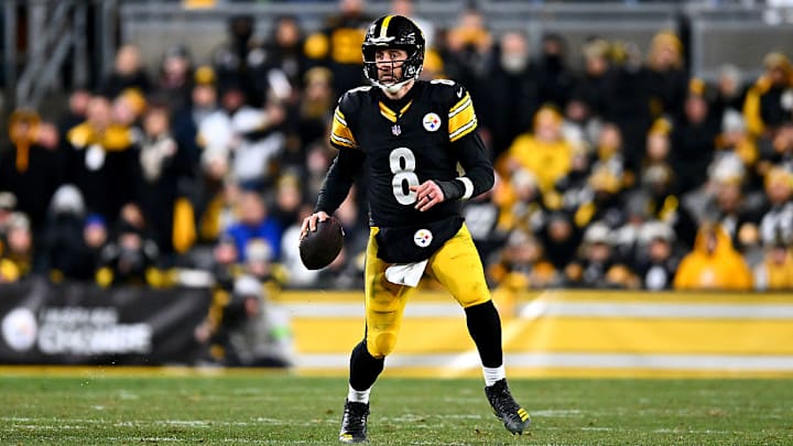 Aaron Rodgers aún no anuncia si regresa con los Steelers.