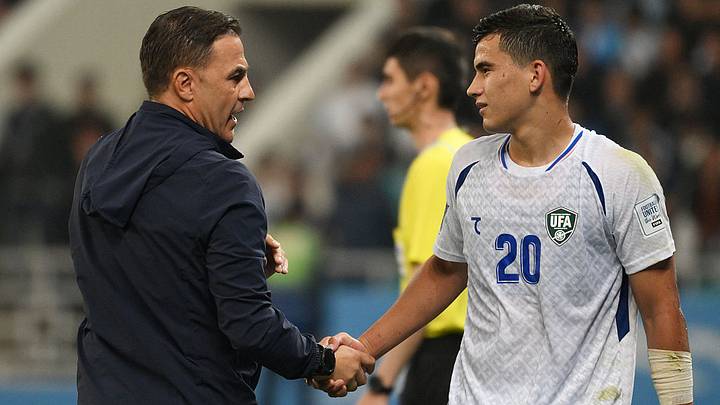 Fabio Cannavaro, seleccionador de Uzbekistán, estrecha la mano de su jugador, Behruzjon Karimov