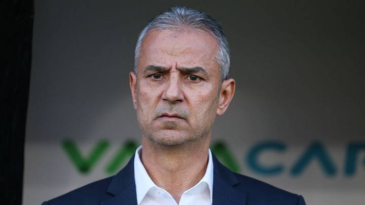 El DT del Fenerbahce no quiso seguir al frente del club, pero la directiva se antepone. El DT del Fenerbahce no quiso seguir al frente del club, pero la directiva se antepone.