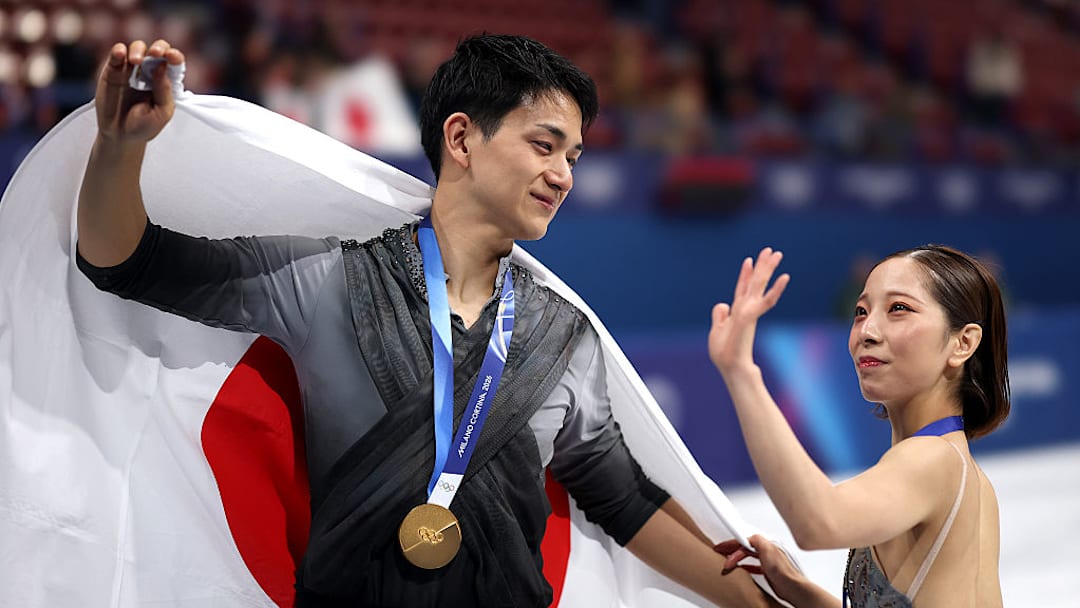 La pareja japonesa conformada por Riku Miura y Ryuichi Kihara, con sus medallas de oro.