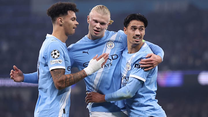 Erling Haaland (in der Mitte) jubelt mit Nico O'Reilly und Tijjani Reijnders