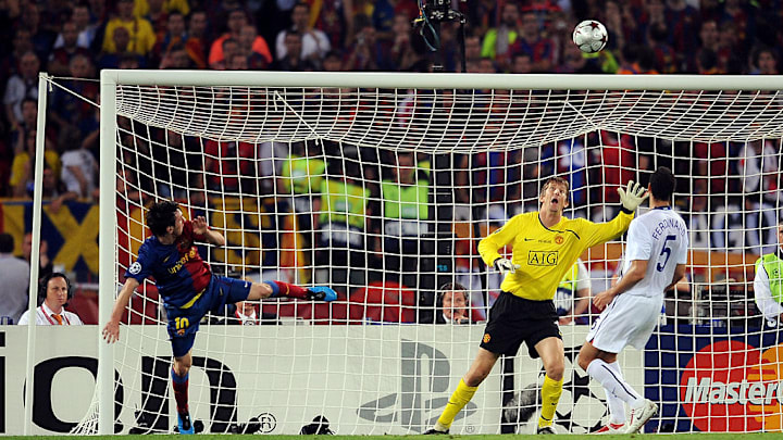 Momento en el que Lionel Messi anota su gol de cabeza ante el Manchester United en la Final de la Champions League del 2009.