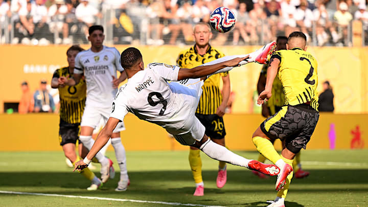 Momento en el que Mbappé conecta el balón para el tercer gol del Real Madrid. Momento en el que Mbappé conecta el balón para el tercer gol del Real Madrid.