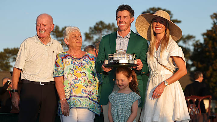 Rory McIlroy posa junto a su esposa, hija y sus padres, tras ganar su segundo Masters de Augusta.