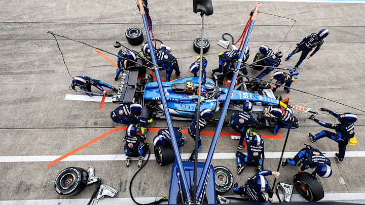 El monoplaza del piloto español Carlos Sainz en los pits.
