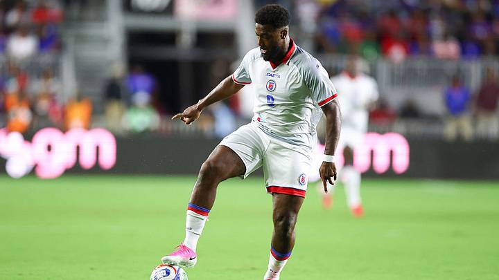 Duckens Nazon porta la playera de Haití cuestionada por la FIFA Duckens Nazon porta la playera de Haití cuestionada por la FIFA