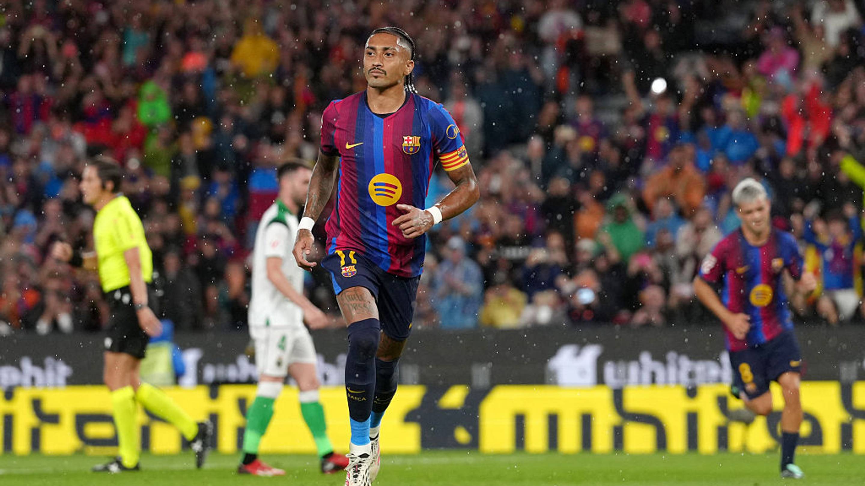 Barcelona aplasta al Racing con triplete de Raphinha