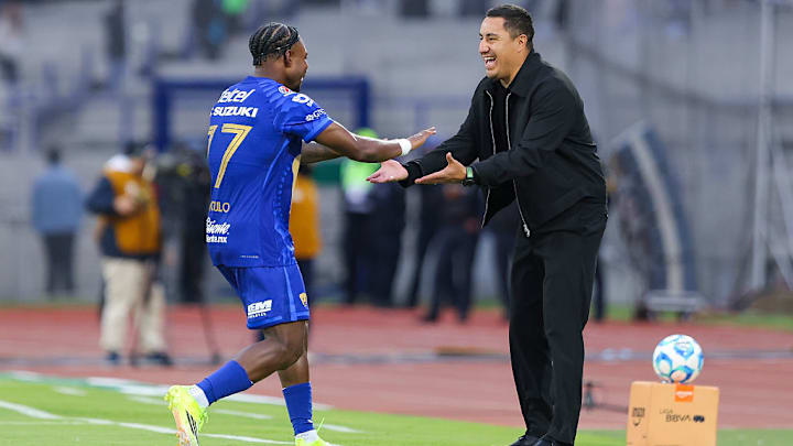 Álvaro Angulo y Efraín Juárez celebran un gol de Pumas