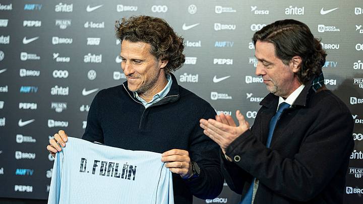 Diego Forlán asume como técnico interino de Uruguay. Auí, junto con Ignacio Alonso, presidente de la AUF. Diego Forlán asume como técnico interino de Uruguay. Auí, junto con Ignacio Alonso, presidente de la AUF.