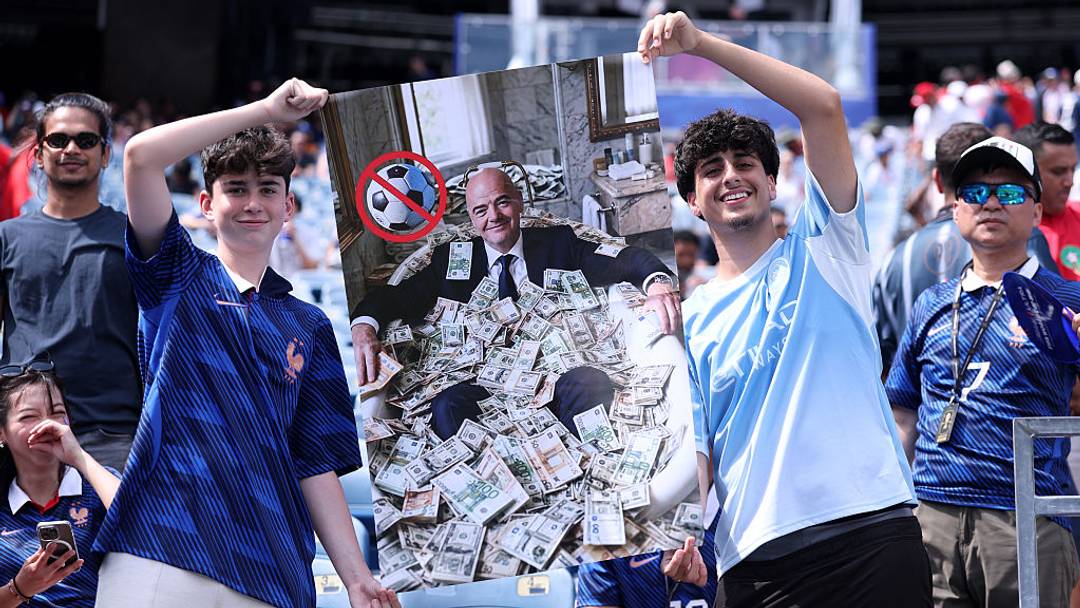 Aficionados muestran una pancarta para ridiculizar a Infantino durante el Francia vs. Marruecos del Mundial 2026.