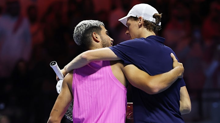 Carlos Alcaraz jugará la Copa Davis con España. Italia, en cambio, no contará con su amigo Jannik Sinner. Carlos Alcaraz jugará la Copa Davis con España. Italia, en cambio, no contará con su amigo Jannik Sinner.