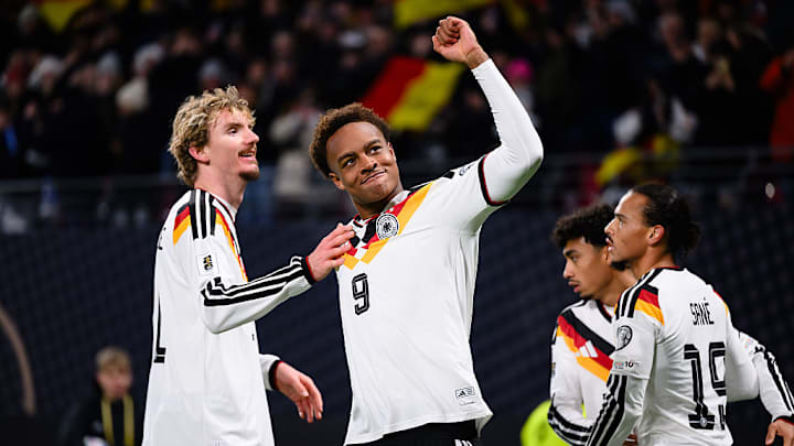 Assan Ouedraogo bejubelt sein Tor im Länderspieldebüt