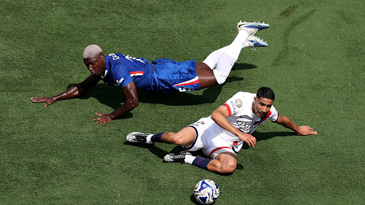 Achraf Hakimi (abajo) suma hasta hora 69 partidos en la temporada 2024-2025.