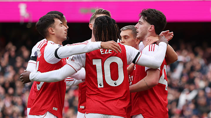 El Arsenal escaló a lo más alto de la Premier League.