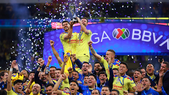 Henry Martín y Miguel Layún alzan el trofeo del América campeón del Apertura 2023 Henry Martín y Miguel Layún alzan el trofeo del América campeón del Apertura 2023