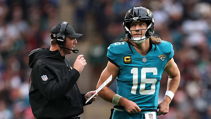 El coach de Jacksonville, Liam Coen, junto al quarterback Trevor Lawrence. El coach de Jacksonville, Liam Coen, junto al quarterback Trevor Lawrence.