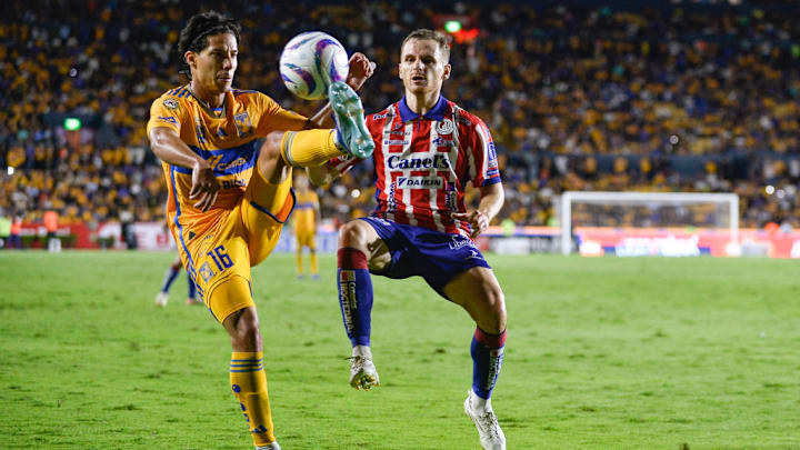  Diego Lainez (Tigres) pelea un balón con Sebastien Salles-lamonge (San Luis)