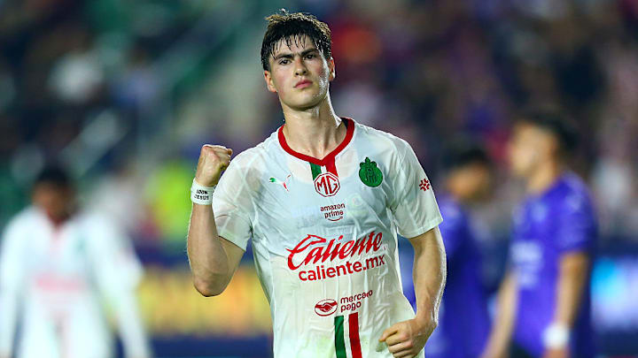 Armando 'La Hormiga' González y las Chivas se miden a La Máquina del Cruz Azul.