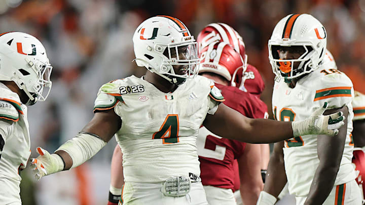 Rueben Bain Jr. (C), un autentico 'cazacabezas' de quarterbacks. Rueben Bain Jr. (C), un autentico 'cazacabezas' de quarterbacks.