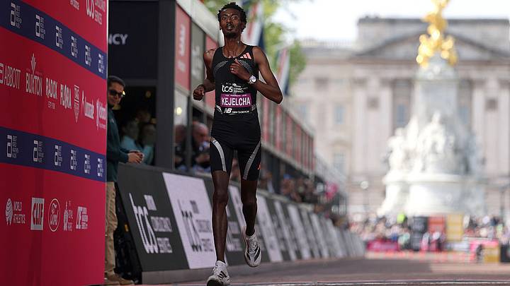 Kejelcha es el primer atleta en bajar de los 57 minutos en un medio maratón. Kejelcha es el primer atleta en bajar de los 57 minutos en un medio maratón.