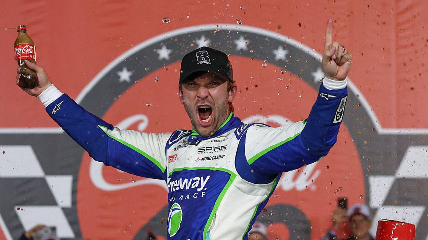 NASCAR: Daniel Suárez gana en Charlotte y dedica la victoria a Kyle Busch
