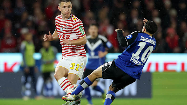 Die entscheidende Szene: Pherai kracht mit Kölns Lund zusammen und bekommt dafür die Gelb-Rote Karte.