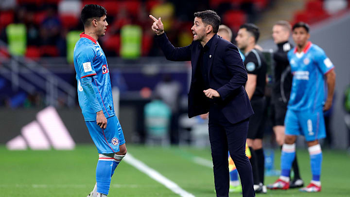 Nicolás Larcamón dirige al Cruz Azul en el partido ante el Flamengo en el Derbi de las Américas 2025