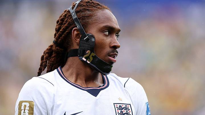 Djed Spence evita estrechar la mano de Thomas Partey durante el protocolo previo del Inglaterra vs Ghana. Djed Spence evita estrechar la mano de Thomas Partey durante el protocolo previo del Inglaterra vs Ghana.