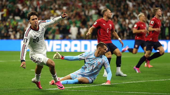 El lateral canterano de Chivas y hoy del AZ Alkmaar, tras marcar el 1-0 de México contra Chequia. El lateral canterano de Chivas y hoy del AZ Alkmaar, tras marcar el 1-0 de México contra Chequia.
