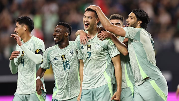 César Montes (c) es felicitado por su primer gol ante Surinam.