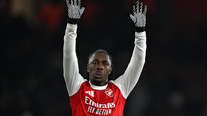 Eberechi Eze, del Arsenal, saluda a los aficionados del equipo y celebra el pase perfecto del club en la Liga de Campeones. 