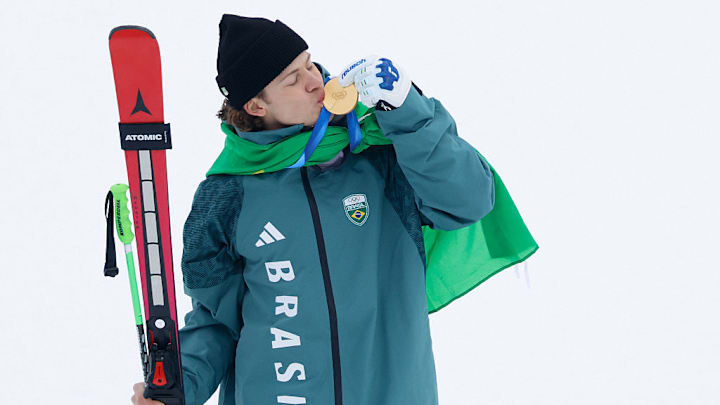 Lucas Pinheiro Braathen besa la medalla de oro que ganó en el slalon gigante del esquí alpino.