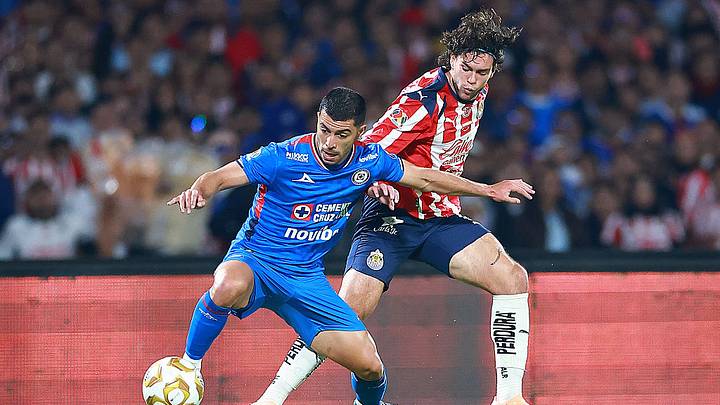 Erik Lira (Cruz Azul) disputa un balón con Cade Coldwell (Chivas) Erik Lira (Cruz Azul) disputa un balón con Cade Coldwell (Chivas)