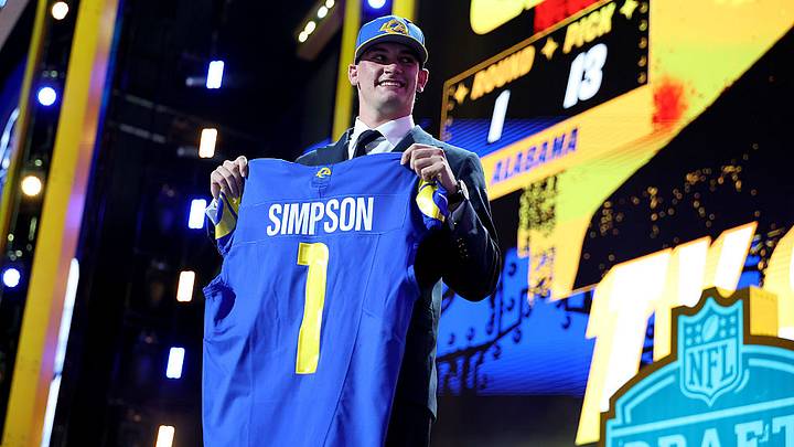 Ty Simpson comparte con Sports Illustrated su sentir como nuevo jugador de los Rams. Ty Simpson comparte con Sports Illustrated su sentir como nuevo jugador de los Rams.
