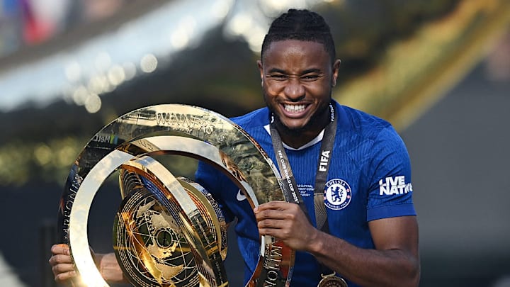Christopher Nkunku mit dem Klub-WM-Pokal