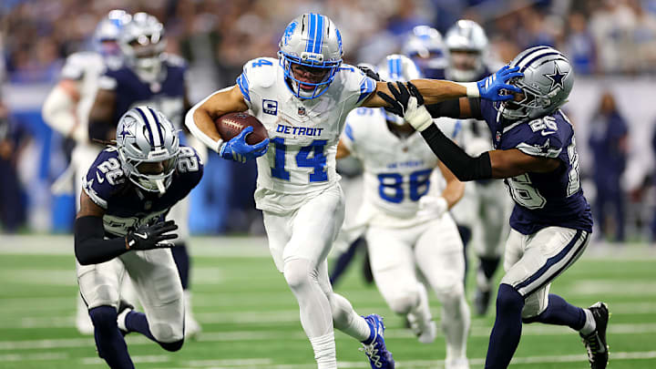 Amon-Ra St. Brown (14), de los Detroit Lions, se quita a DaRon Bland (26), de los Dallas Cowboys.