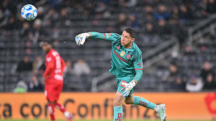 Hugo González, portero del Toluca, le detuvo un penalti a Sergio Canales.