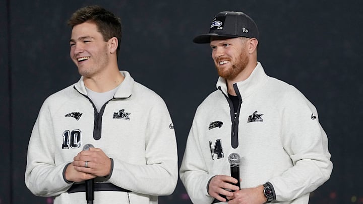 Drake Maye, quarterback de los New England Patriots, y Sam Darnold, quarterback de los Seattle Seahawks.