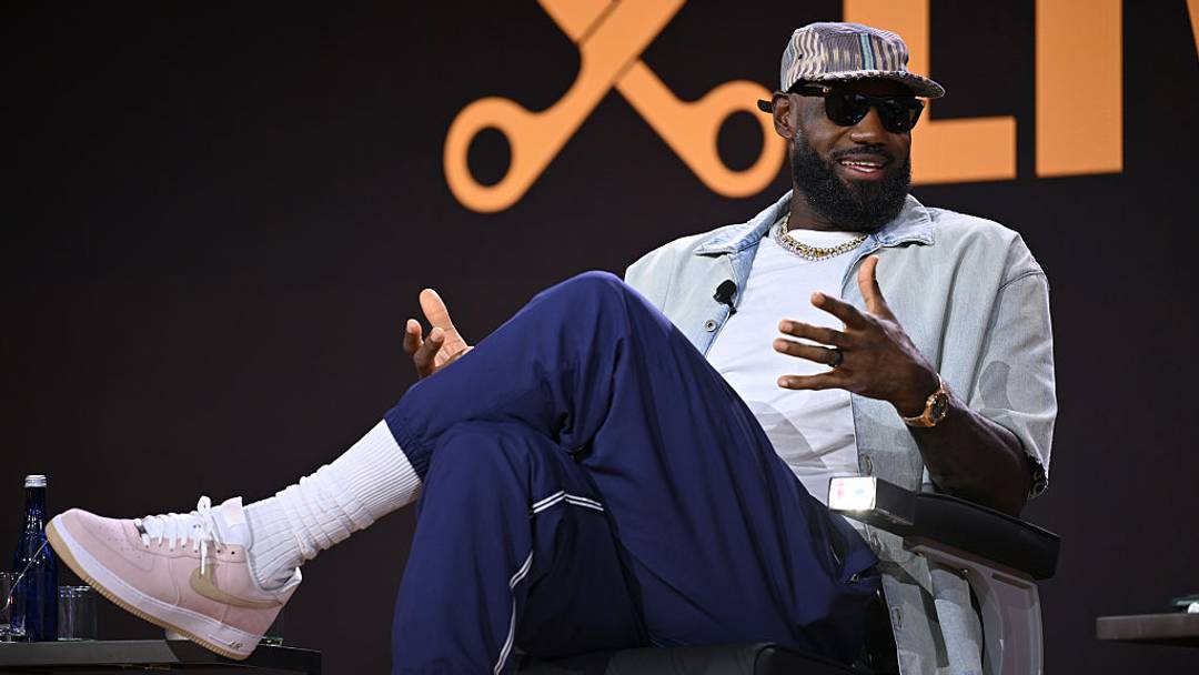LeBron James jugará con Philadelphia la próxima campaña. LeBron James jugará con Philadelphia la próxima campaña.