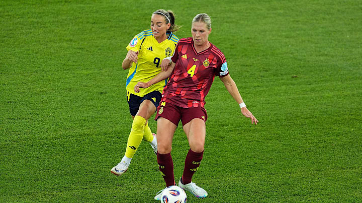 Rebecca Knaak, Kosovare Asllani