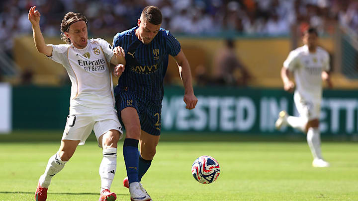 Luka Modric pelea la posesión del balón con Sergej Milinkovic-Savic.