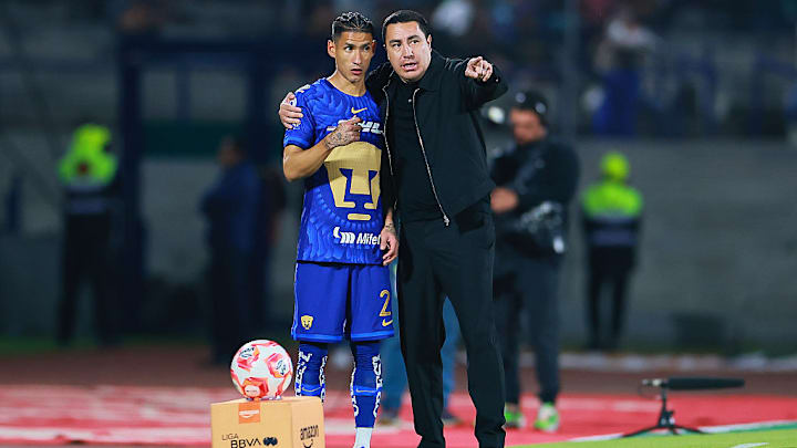 Efraín Juárez, entrenador de Pumas, le da instrucciones a Uriel Antuna