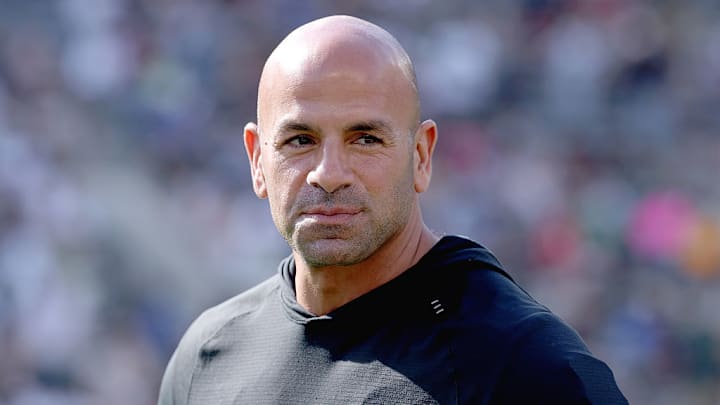 Robert Saleh, coach de los Titans, está de acuerdo con esta práctica.