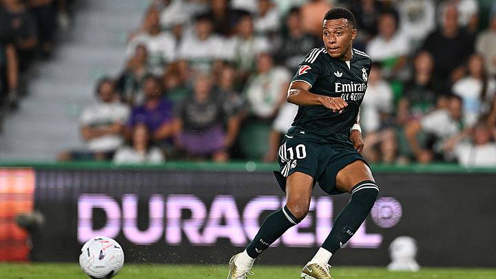 Mbappé se vio envuelto en la polémica tras ponerse a medias una camiseta en apoyo a Ceuta. Mbappé se vio envuelto en la polémica tras ponerse a medias una camiseta en apoyo a Ceuta.